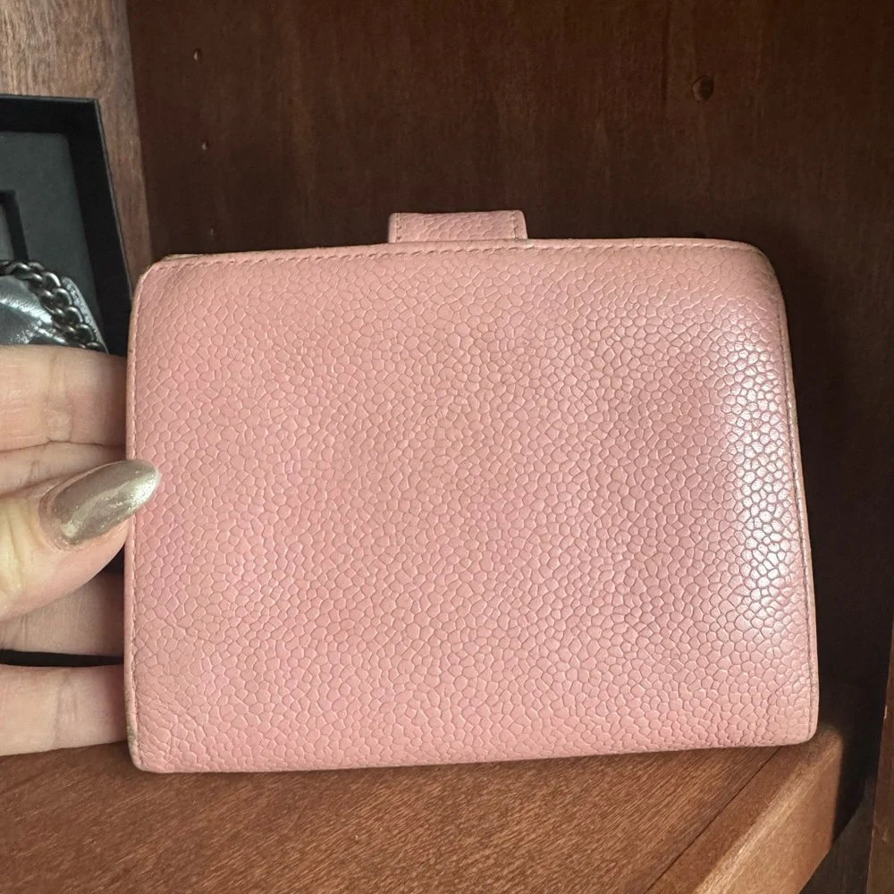 CHANEL Blush Pink Textured leather compact Wallet - Picture 2 of 5